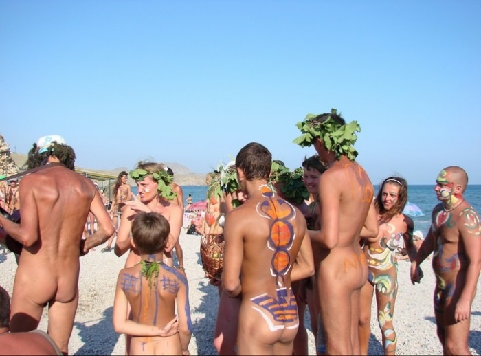 Photos of nudists at the sea and the celebration of the day of Neptune photo gallery [Real nudism]